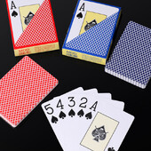 „Texas Hold`Em“ vandeniui atspariose plastikinėse plataus denio matinio PVC žaidimo kortose yra 56 kortos su taisyklėmis ir „All-In“ kortelės.