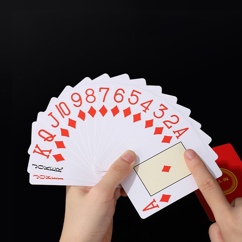 Texas Hold'Em vodootporne plastične karte za igranje sa širokim špilom od matiranog PVC-a sadrže 56 karata, s pravilima i kartama za sve.