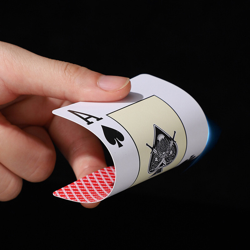 Texas Hold'Em vodootporne plastične karte za igranje sa širokim špilom od matiranog PVC-a sadrže 56 karata, s pravilima i kartama za sve.