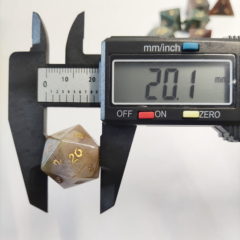 Spot Roba Prirodni kristal D20 Kockice Agat Obsidijan Rozenkvarc Labradorit Poliedron Kamene kockice Prilagođeni font Simbol Uzorak Logo