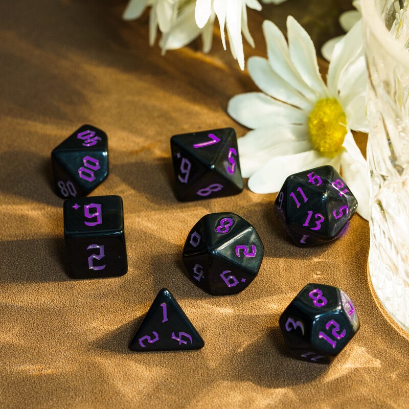 Poludie 7 vnt / rinkinys Juodų kauliukų rinkinys Pjautuvo šriftas D&D D4 D6 D8 D10 D% D12 D20 DND Daugiakampis kauliukas, skirtas D&D vaidmenų žaidimui stalo žaidimo RPG
