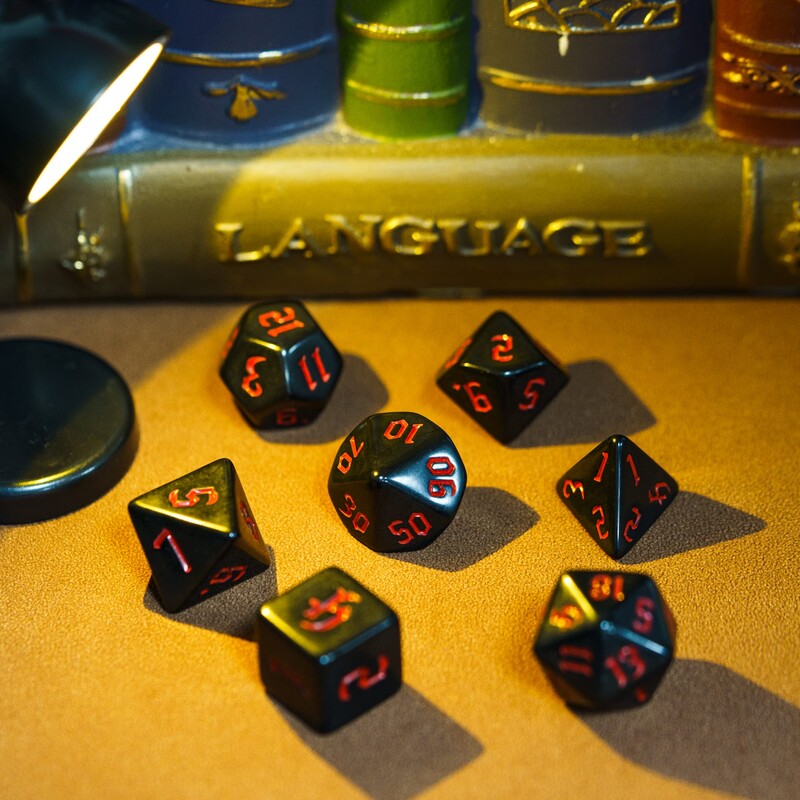 Poludie 7 vnt / rinkinys Juodų kauliukų rinkinys Pjautuvo šriftas D&D D4 D6 D8 D10 D% D12 D20 DND Daugiakampis kauliukas, skirtas D&D vaidmenų žaidimui stalo žaidimo RPG
