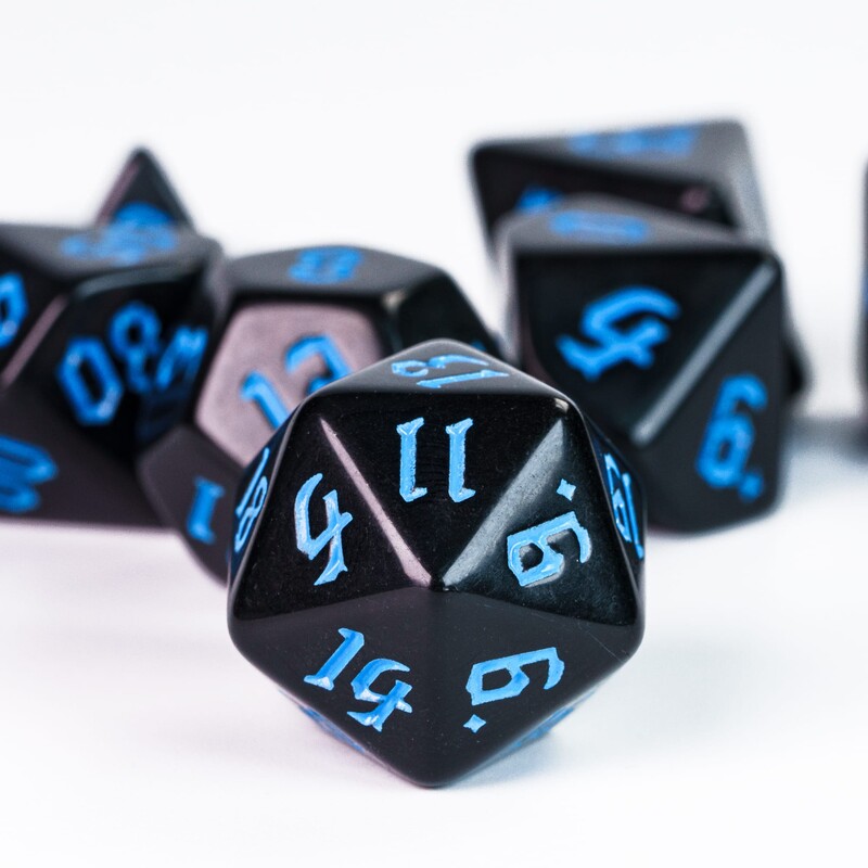 Poludie 7 vnt / rinkinys Juodų kauliukų rinkinys Pjautuvo šriftas D&D D4 D6 D8 D10 D% D12 D20 DND Daugiakampis kauliukas, skirtas D&D vaidmenų žaidimui stalo žaidimo RPG