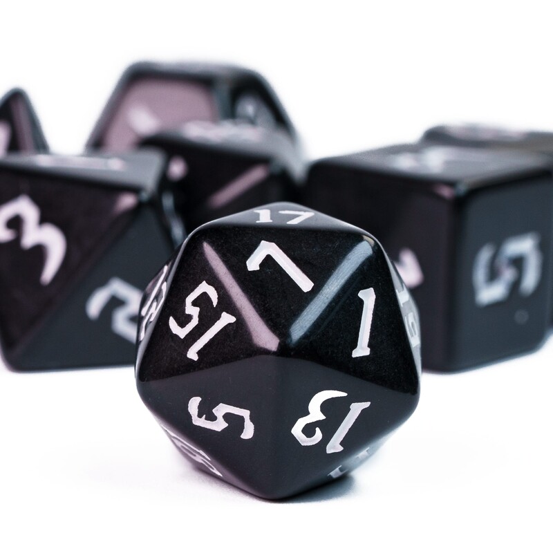 Poludie 7 vnt / rinkinys Juodų kauliukų rinkinys Pjautuvo šriftas D&D D4 D6 D8 D10 D% D12 D20 DND Daugiakampis kauliukas, skirtas D&D vaidmenų žaidimui stalo žaidimo RPG