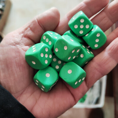 10 kom/pakiranje 18 mm akrilne kockice za igru, dodaci, šarene #18 kocke s okruglim kutom, točkaste kockice za ispijanje