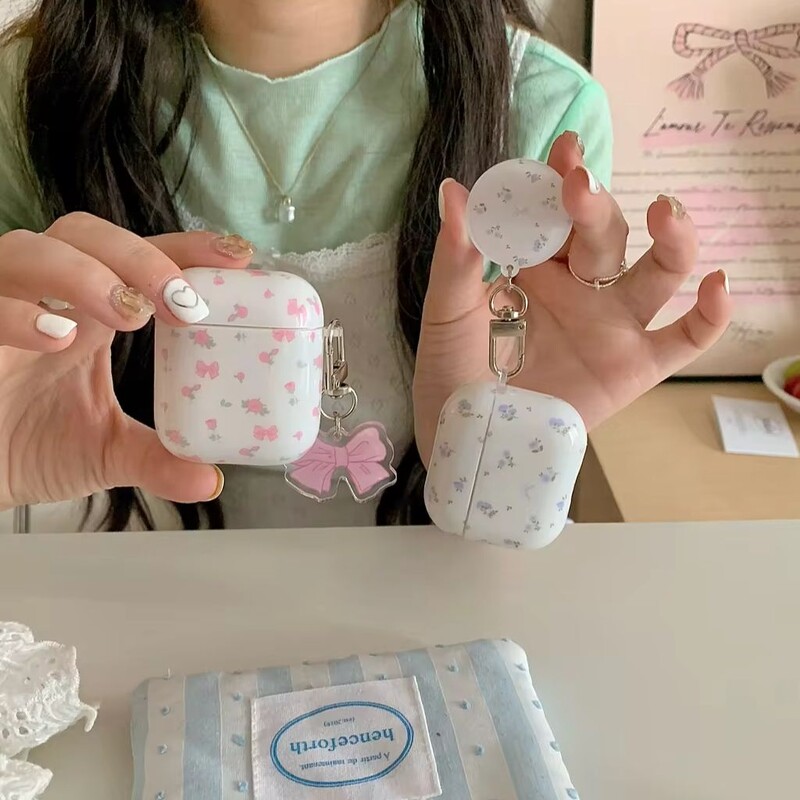 Elegantna maska s privjeskom s crtanim crtanim mašnama i malim cvijećem na cijelom zaslonu za AirPods 1 ili 2 3 4 Pro 2