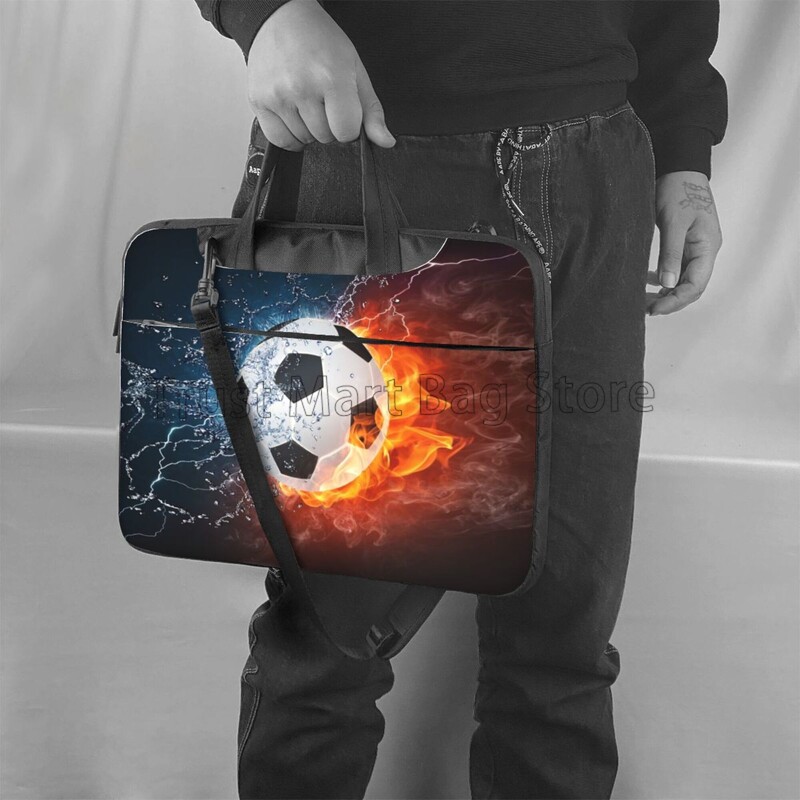 Чанта за през рамо за лаптоп с принт на футболна топка, съвместима с 13/14/15,6 инча персонализиран калъф за носене Компютърна торбичка за капак