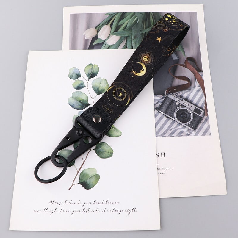 Астронавт Къса каишка за телефон Ключодържател за кола Каишка за китка Звезда и луна Връзка за ключове Държач за значка за лична карта Ключодържател Аксесоари