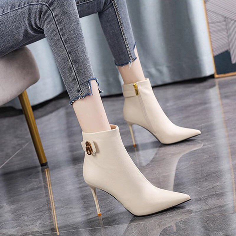 Френски черни къси дамски ботуши на висок ток, есен 2024 г., нови метални тънки ботуши с остър връх, стилето с темперамент, универсални тънки ботуши с дължина до глезена