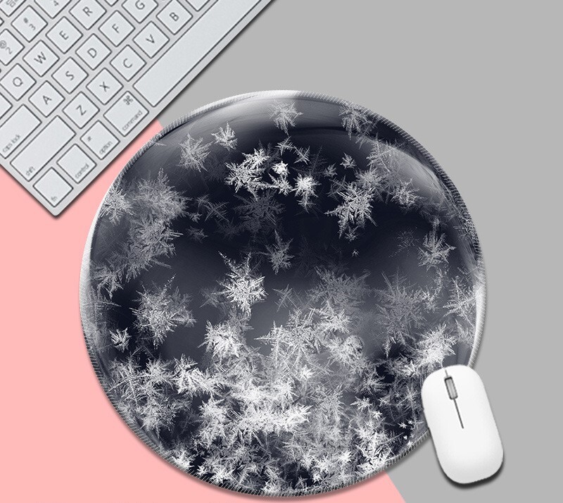 Loominguline ümmargune paksude suletud servadega hiirematt, valmistatud Source Factory poolt, saab tarnida ühes tükis