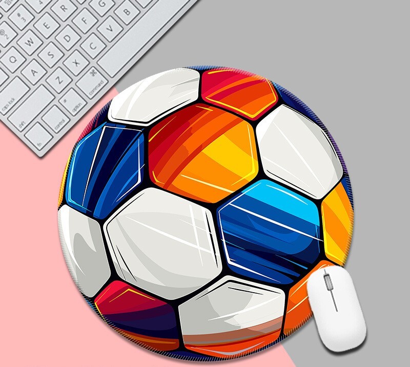 Loominguline ümmargune paksude suletud servadega hiirematt, valmistatud Source Factory poolt, saab tarnida ühes tükis