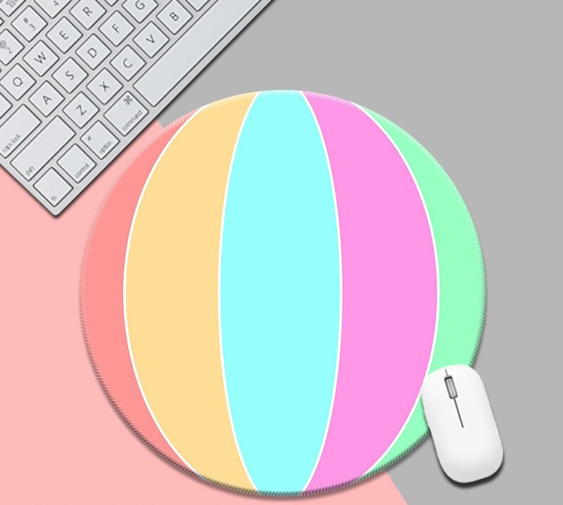 Loominguline ümmargune paksude suletud servadega hiirematt, valmistatud Source Factory poolt, saab tarnida ühes tükis