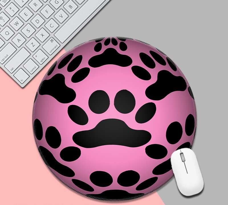 Loominguline ümmargune paksude suletud servadega hiirematt, valmistatud Source Factory poolt, saab tarnida ühes tükis