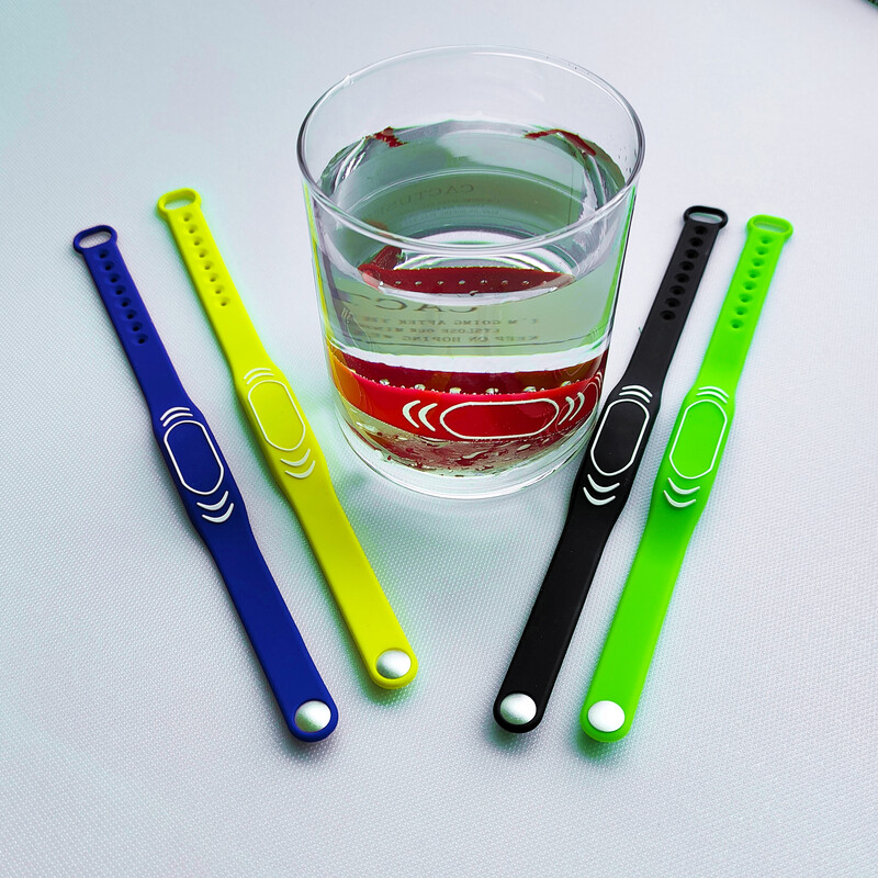 5 бр. Цветна 13,56 MHZ F08 чип ISO14443A гривна с водоустойчив и щадящ кожата силиконов материал, регулируем по размер