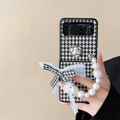 Black and White Check Pearl Camellia telefono dėklas, skirtas Samsung Galaxy Z Flip 3 4 5 Flip sulankstomas ekranas nešiojamas grandininis telefono dėklas