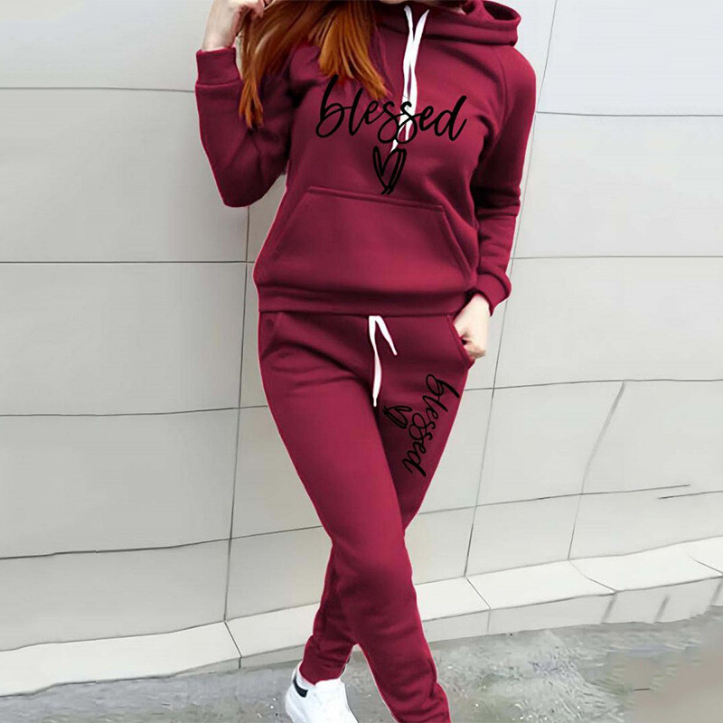 Užsienio prekybos moteriškas megztinis kostiumas su širdelės raidėmis Moteriškas laisvalaikio sportinis kostiumas su gobtuvu Madingas vilnos megztinis kostiumas