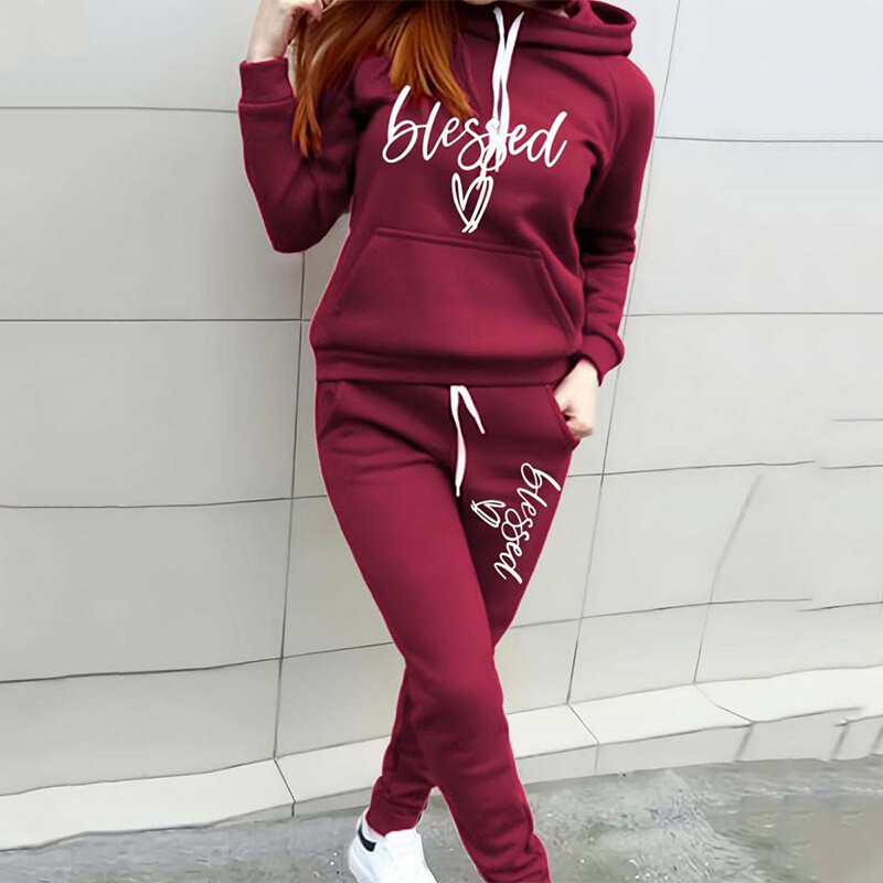 Užsienio prekybos moteriškas megztinis kostiumas su širdelės raidėmis Moteriškas laisvalaikio sportinis kostiumas su gobtuvu Madingas vilnos megztinis kostiumas