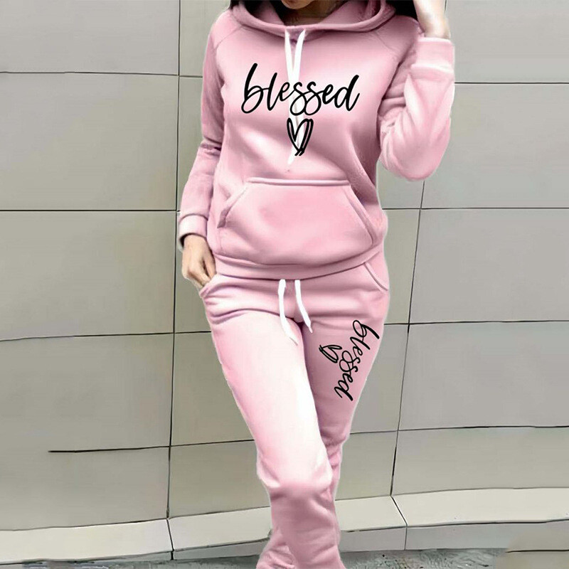 Užsienio prekybos moteriškas megztinis kostiumas su širdelės raidėmis Moteriškas laisvalaikio sportinis kostiumas su gobtuvu Madingas vilnos megztinis kostiumas