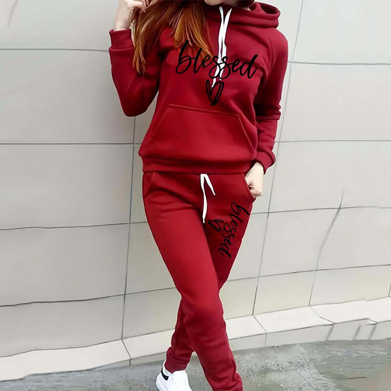 Užsienio prekybos moteriškas megztinis kostiumas su širdelės raidėmis Moteriškas laisvalaikio sportinis kostiumas su gobtuvu Madingas vilnos megztinis kostiumas