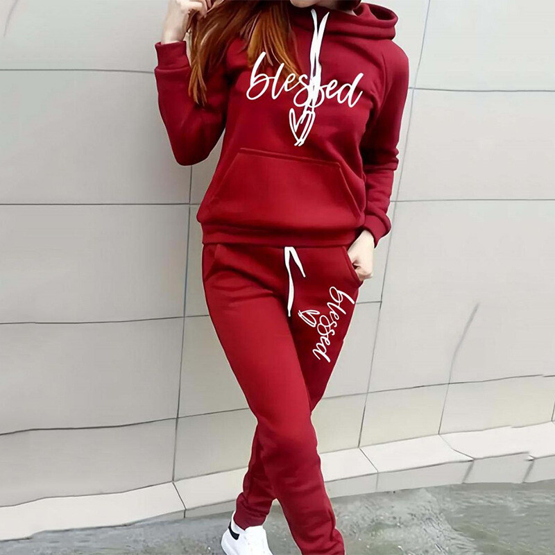 Užsienio prekybos moteriškas megztinis kostiumas su širdelės raidėmis Moteriškas laisvalaikio sportinis kostiumas su gobtuvu Madingas vilnos megztinis kostiumas