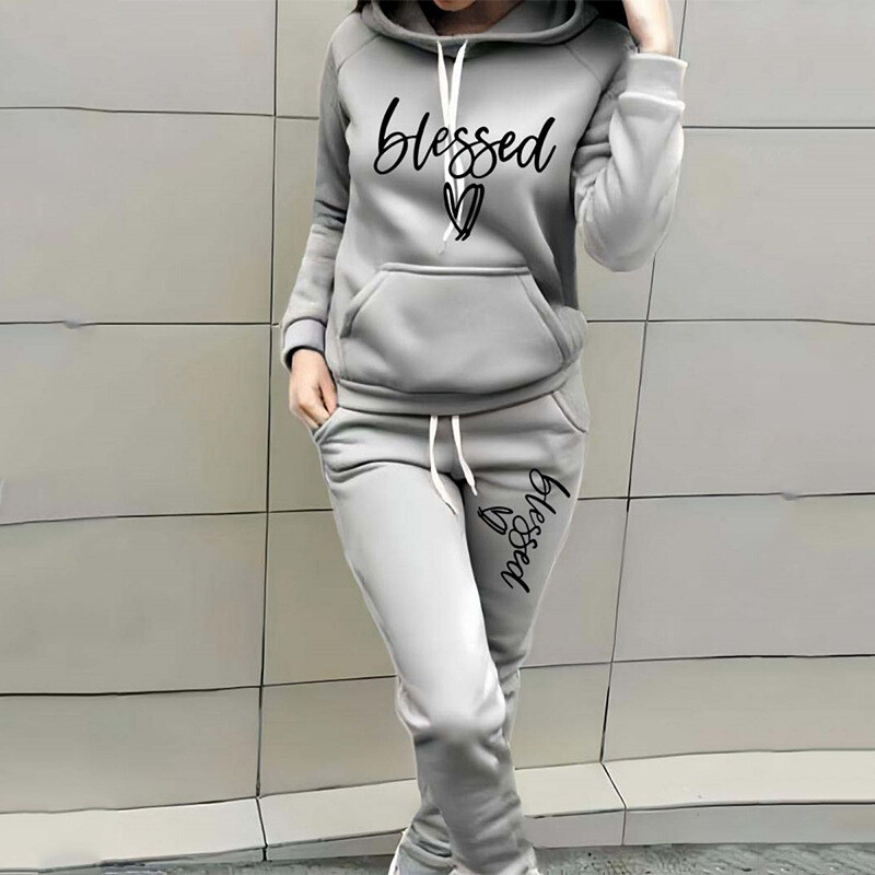 Užsienio prekybos moteriškas megztinis kostiumas su širdelės raidėmis Moteriškas laisvalaikio sportinis kostiumas su gobtuvu Madingas vilnos megztinis kostiumas