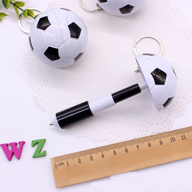 1 kom. Kreativna kemijska olovka za nogometni stil, kemijska olovka u obliku nogometa s privjeskom za ključeve, poklon za nogometnu zabavu, školski pribor