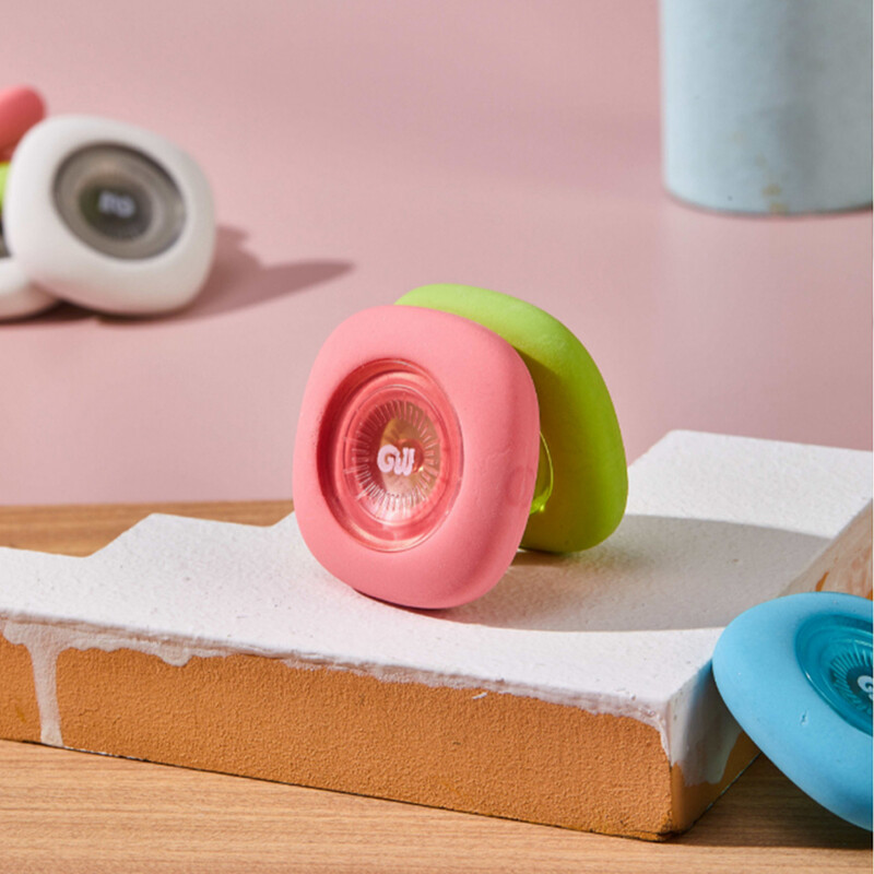 Keturių spalvų kvadratinis trintukas, puikiai atrodo ir patvarus, gerai nusitrina, puikiai tinka studentams