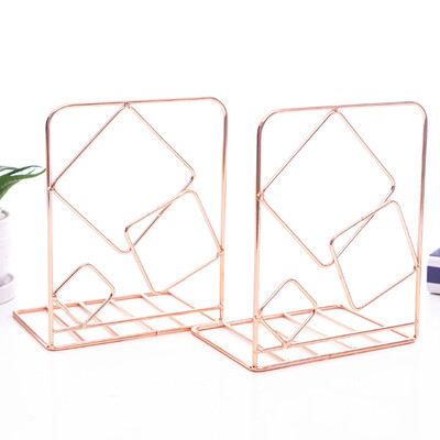 1 vnt. Geležinės meilės formos knygų stovas, studijavimo priedai, knygų laikymo lentynos, knygų laikikliai, skirti biurui namuose, mokyklos laikymo reikmenys