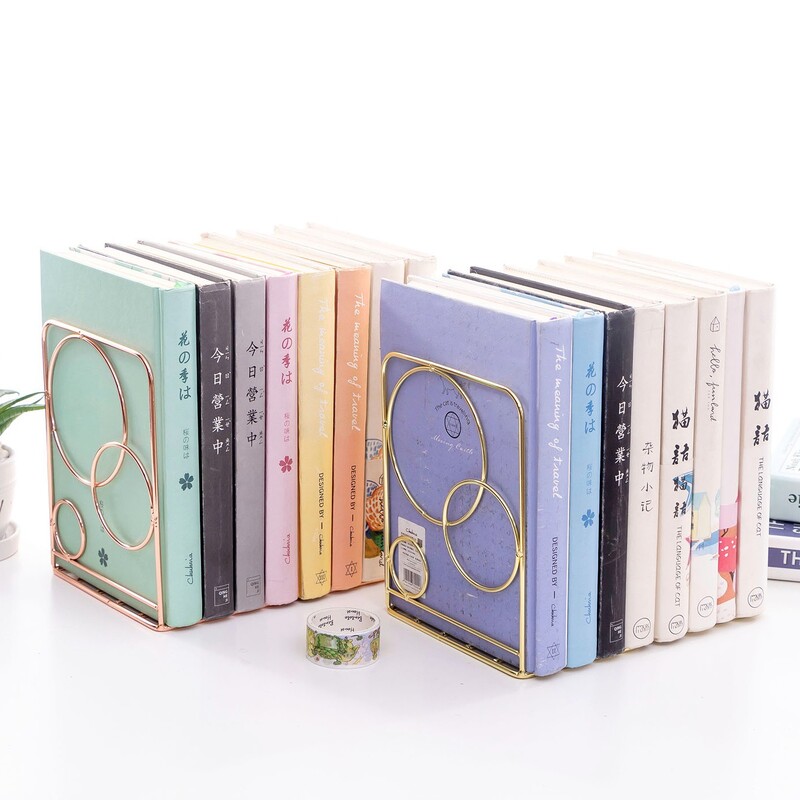 1 vnt. Geležinės meilės formos knygų stovas, studijavimo priedai, knygų laikymo lentynos, knygų laikikliai, skirti biurui namuose, mokyklos laikymo reikmenys