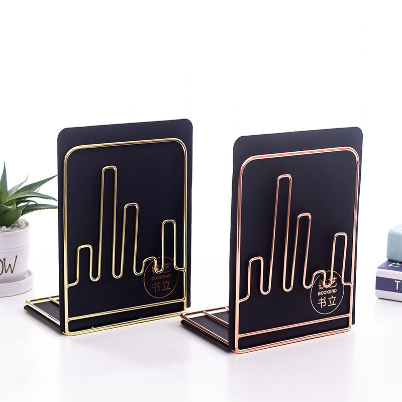 1 vnt. Geležinės meilės formos knygų stovas, studijavimo priedai, knygų laikymo lentynos, knygų laikikliai, skirti biurui namuose, mokyklos laikymo reikmenys