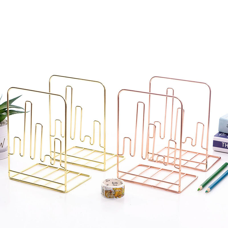 1 vnt. Geležinės meilės formos knygų stovas, studijavimo priedai, knygų laikymo lentynos, knygų laikikliai, skirti biurui namuose, mokyklos laikymo reikmenys