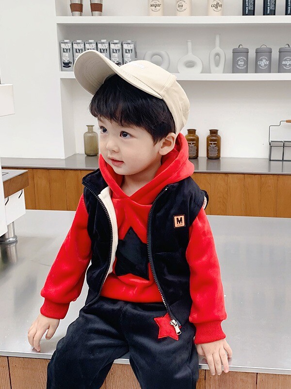 Петлъчева звезда за момчета плюс кадифе и удебелен комплект от три части зима 2024 нов детски моден спортен костюм детско зимно облекло