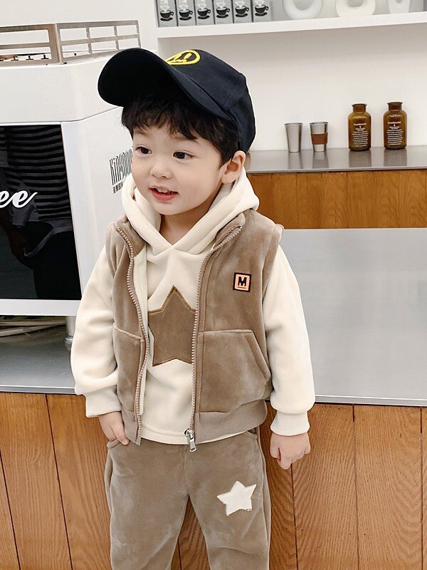 Петлъчева звезда за момчета плюс кадифе и удебелен комплект от три части зима 2024 нов детски моден спортен костюм детско зимно облекло