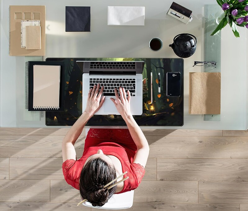 Подложка за бюро с аниме Forest Cats Cute Kawaii Green Mouse Pad XL Голяма игрална подложка за мишка със зашити ръбове за жени, момиче 31,5x11,8 инча