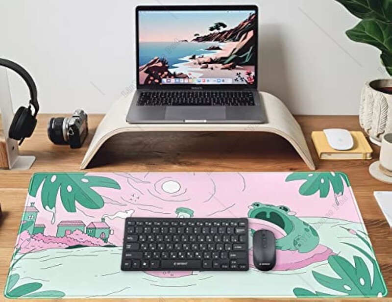 Розово-зелена сладка подложка за бюро Kawaii Cartoon Frog Mousepad Сладка аниме подложка за мишка 31,5x11,8 инча Голяма игрална подложка за бюро, подходяща за домашен подарък