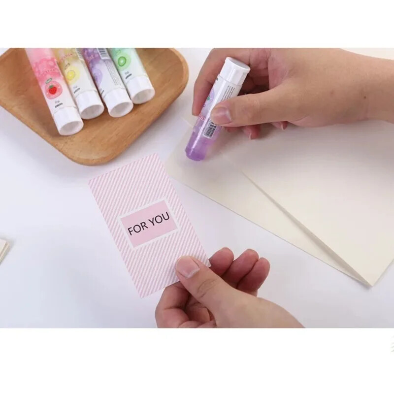 4PC Fruit Color Fruit Flavor Cietā līmes nūja, droša un bērniem draudzīga skolas biroja piederumiem