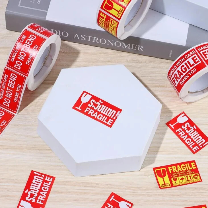 250 vnt. / ritinys Trapūs įspėjimo lipduko priežiūra Pristatymas Speciali etiketė Naudinga siuntimas Greita etiketė Rankena su atsargumu Laikyti