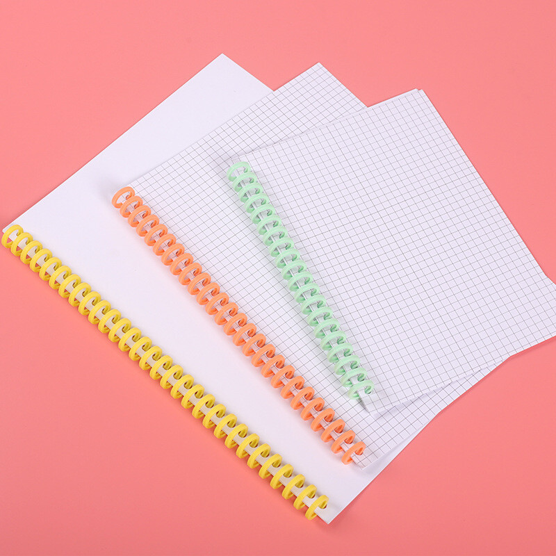 10 tk 10 mm eemaldatav pandlaga lahtiste lehtedega sidumisriba 30 auguga avamis- ja sulgemisrõngas spiraal DIY köitmisriba plastikust sideaine