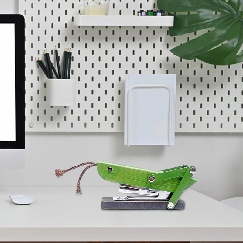 Ergonomska klamerica Ergonomska metalna klamerica s dizajnom skakavca Izdržljivo vezivo za uredski papir Slatka drvena radna površina