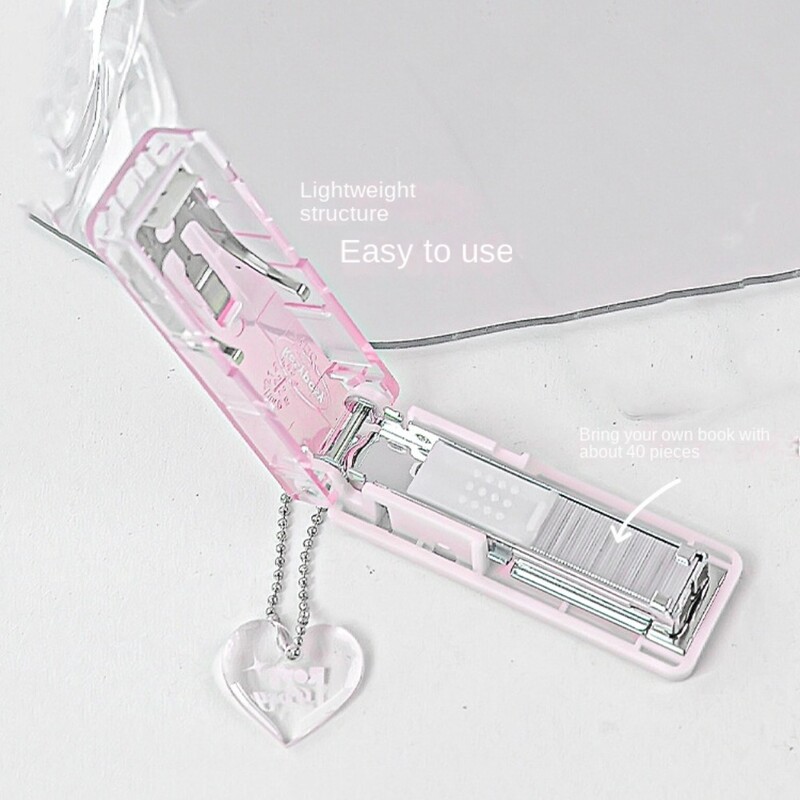 Мини сладък телбод Моден прозрачен преливащ цвят канцеларски телбод с висулка Преносим книговезки инструмент Ученически консумативи