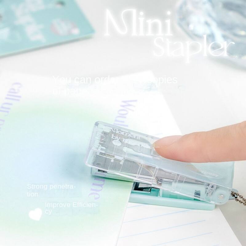 Мини сладък телбод Моден прозрачен преливащ цвят канцеларски телбод с висулка Преносим книговезки инструмент Ученически консумативи