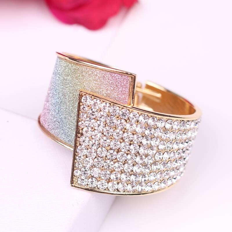 Korėjietiška daugiasluoksnė apyrankė, bohemiška apyrankė, retro etninio stiliaus apyrankė, europietiška ir amerikietiška perdėta personalizuota naktinių klubų papuošalai moterims