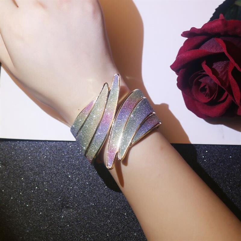 Korėjietiška daugiasluoksnė apyrankė, bohemiška apyrankė, retro etninio stiliaus apyrankė, europietiška ir amerikietiška perdėta personalizuota naktinių klubų papuošalai moterims