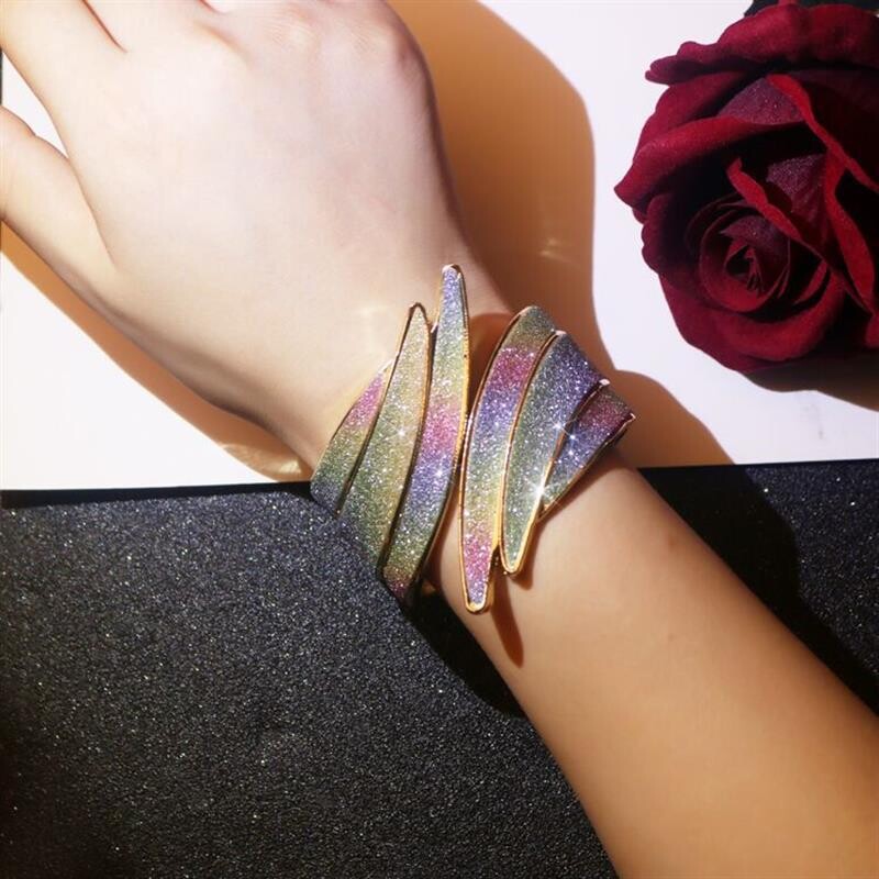 Korėjietiška daugiasluoksnė apyrankė, bohemiška apyrankė, retro etninio stiliaus apyrankė, europietiška ir amerikietiška perdėta personalizuota naktinių klubų papuošalai moterims