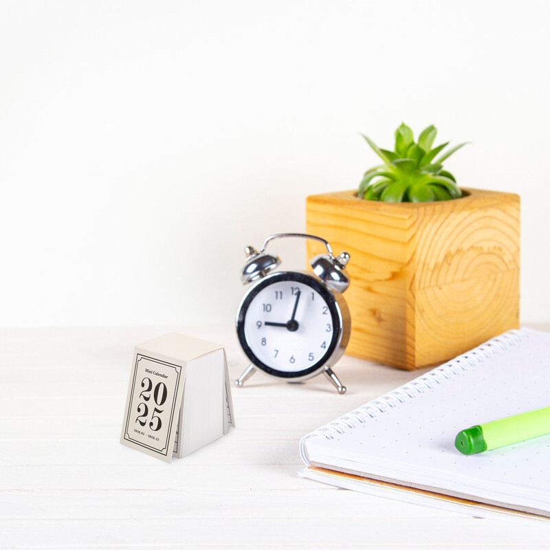 1 carte Calendar de birou pentru acasă Calendar de birou rupebil Mini calendar retro Calendar rușibil în picioare Calendar planificator 2025