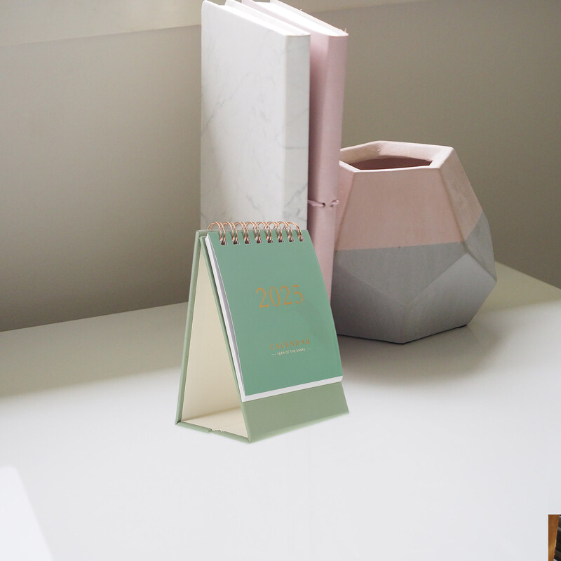 Stojeći kalendar za 2025. Mini stol, ukrasan tijekom dana Uredska radna površina na preklop