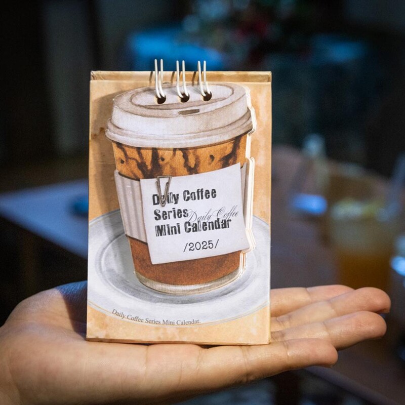 1 vnt. sutvarkytas stalinis kalendorius su dvigubu ritiniu įrišamas kūrybinis stalo aksesuaras 2025 m. kavos tematikos mini stalinis kalendorius, skirtas Scrapbooking
