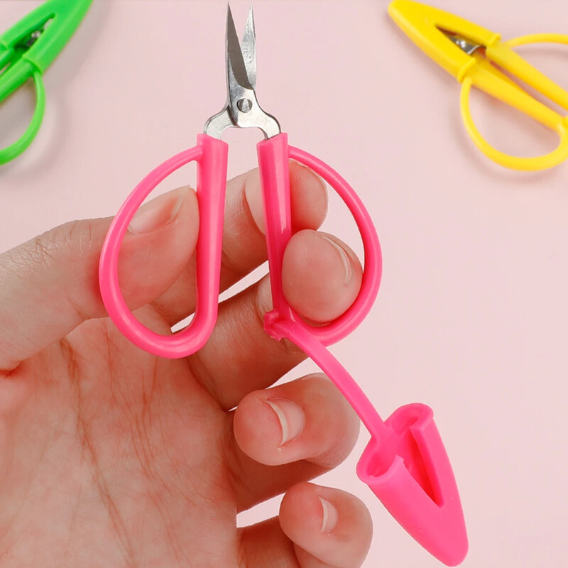 1 бр. Домакински ръчно изрязани с капачка безопасни ножици Мини малки ножици Мини преносими ножици за бродиране с глава с резба