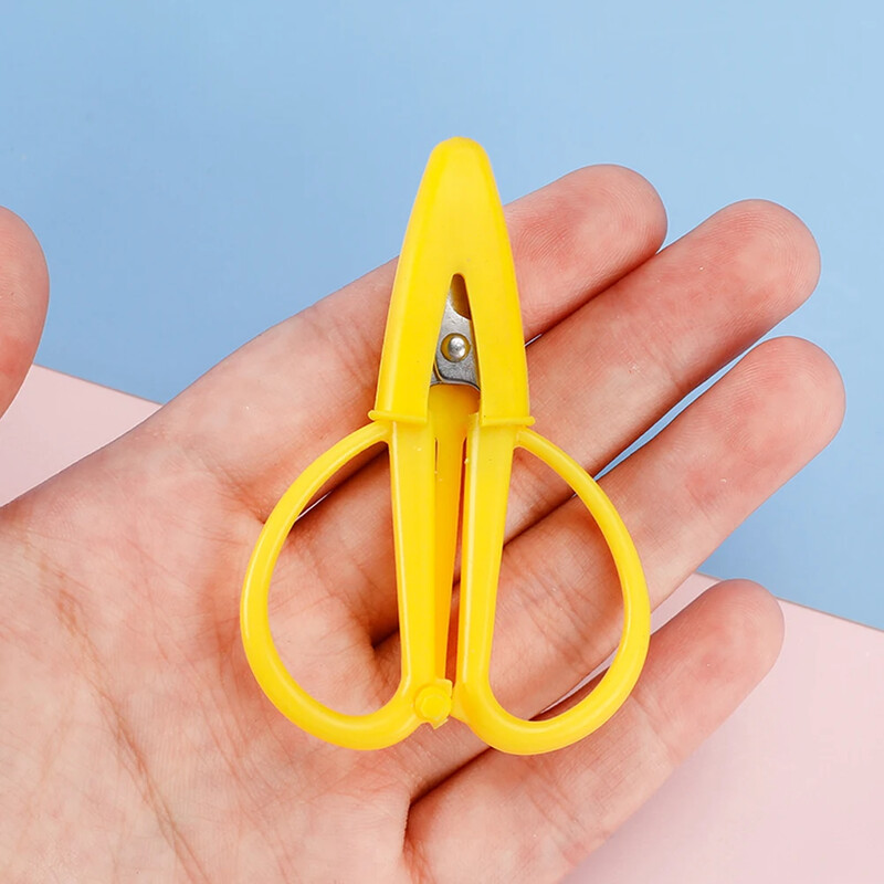 1 бр. Домакински ръчно изрязани с капачка безопасни ножици Мини малки ножици Мини преносими ножици за бродиране с глава с резба