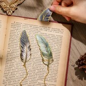 Senovinė plunksnų bronzinė metalinė žymė su metaline grandinėle Pakabukas Mokytojams Draugams Knygų Klubo Knygų Mėgėjams